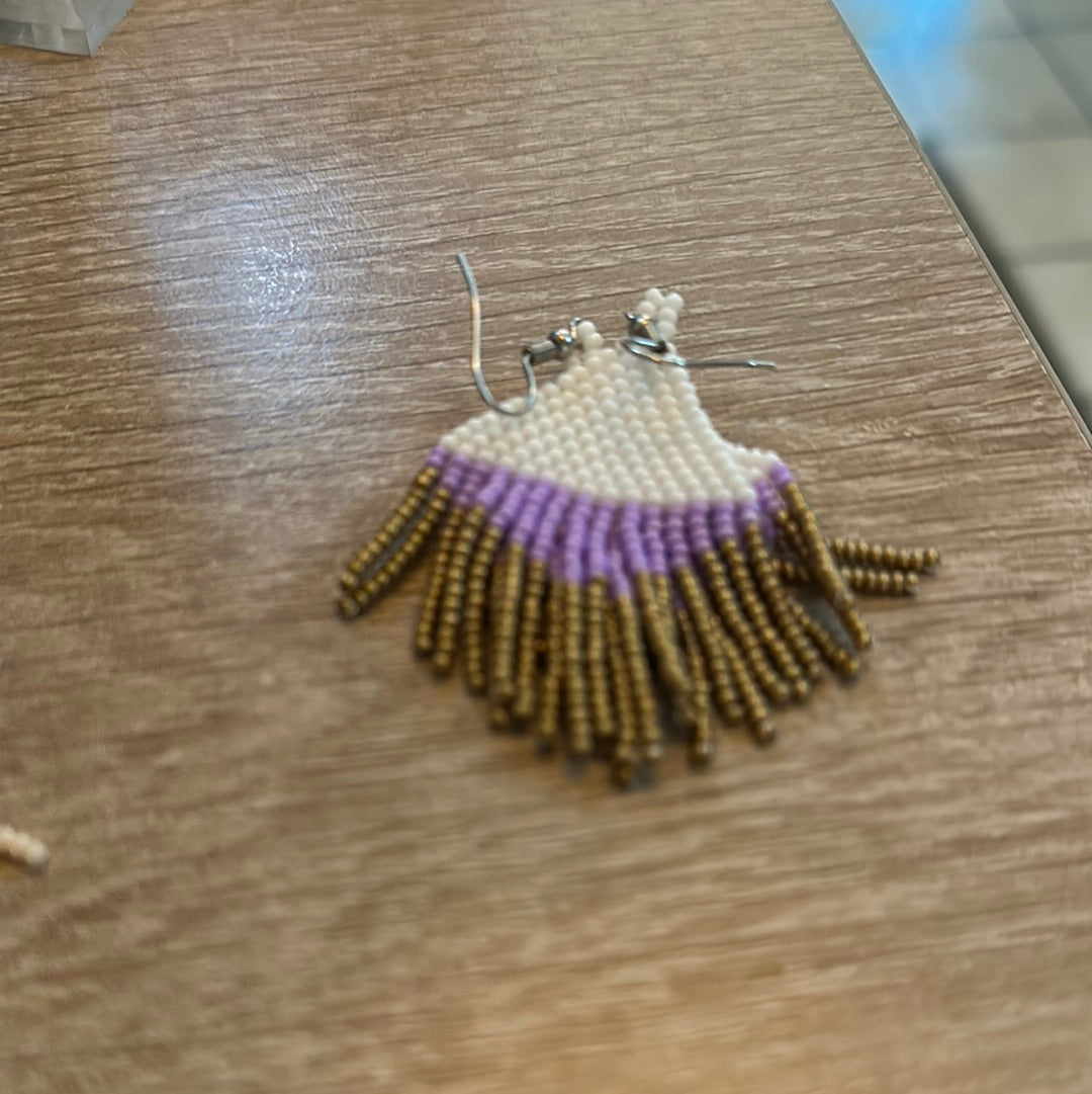 Nayabeads Aretes blanco morado dorado