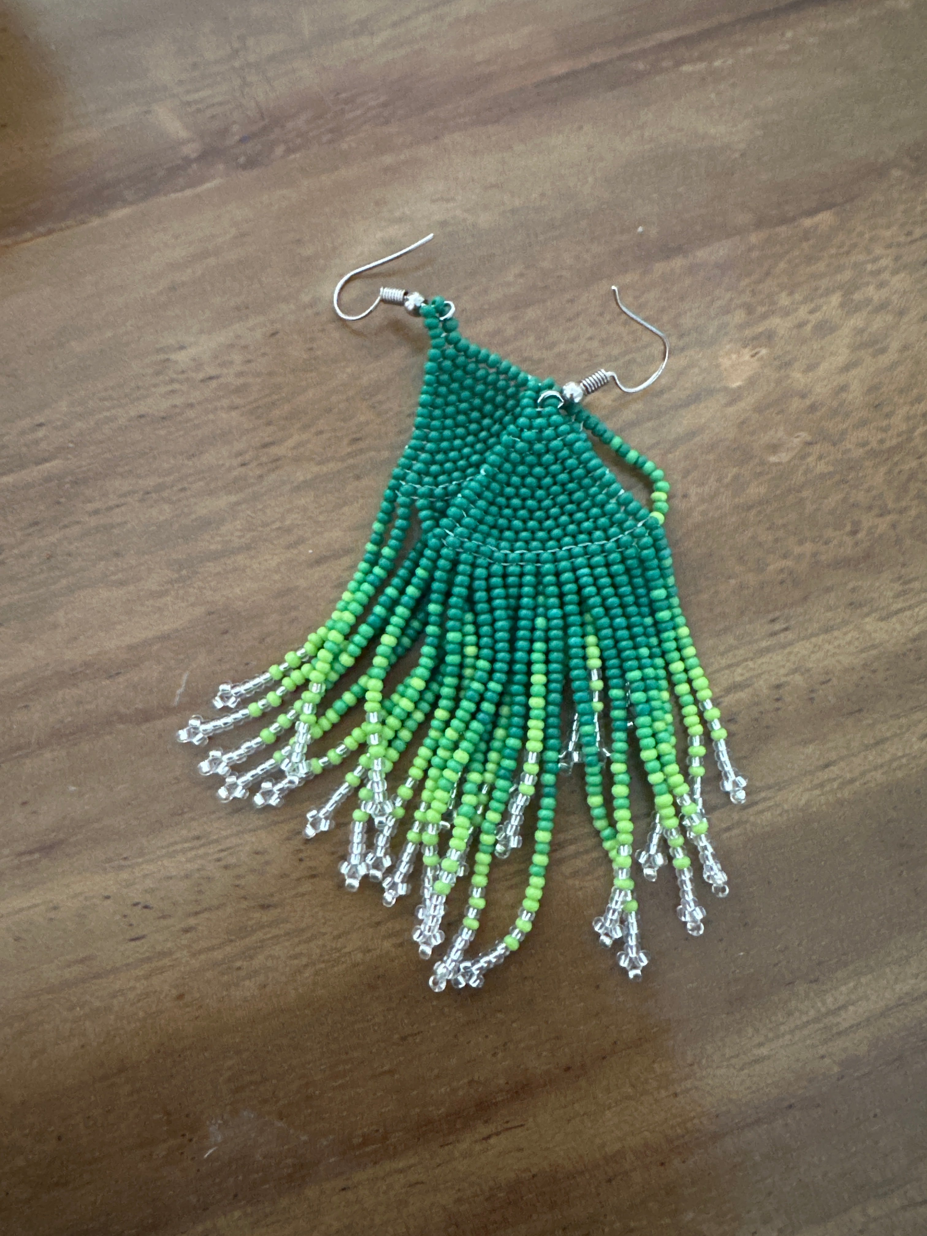 Aretes naya beads verde y blanco chico