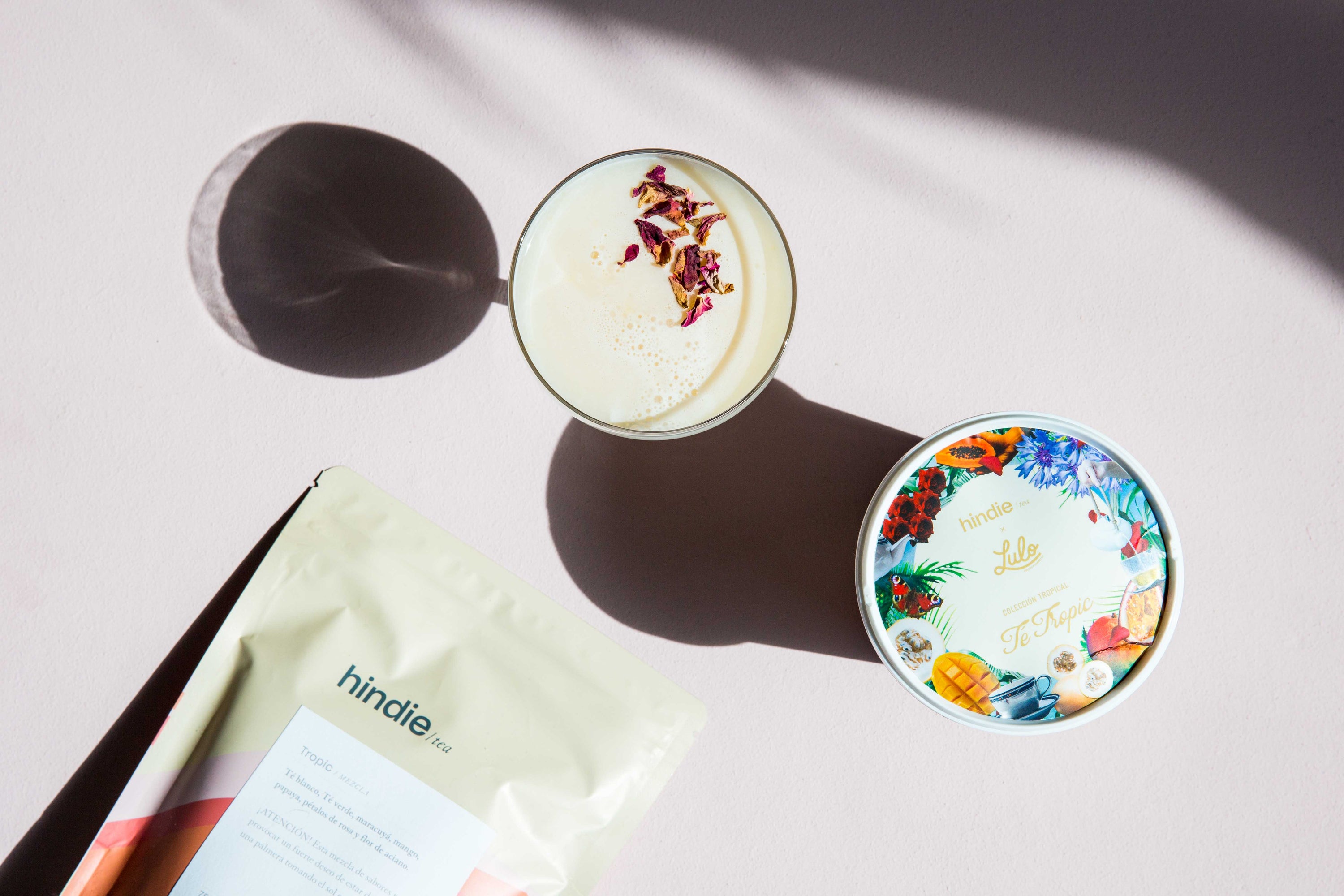 Cocktail con té y gelato de Té Blanco Tropic, colaboración Hindie Tea y Lulo Gelato