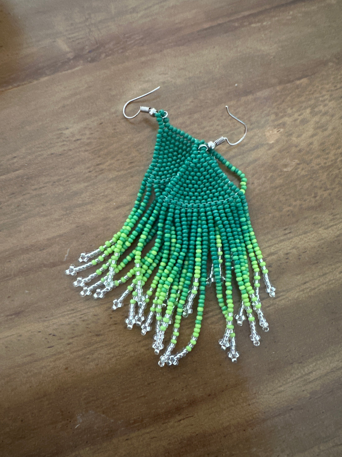 Aretes naya beads verde y blanco chico
